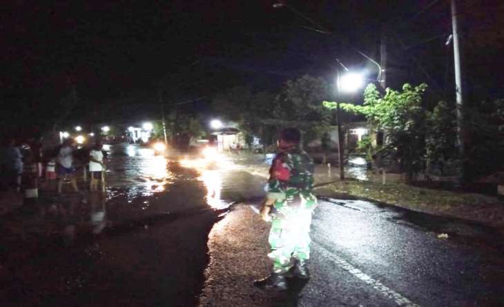Air Sungai Curahpalung Meluap Kejalanan, Babinsa Kradenan Bantu Amankan & Atur Lalulintas