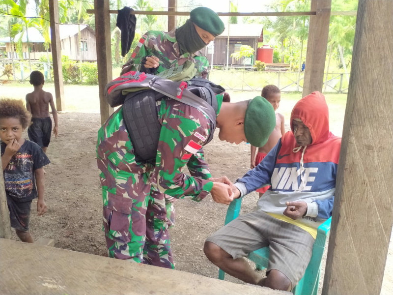 Cegah Wabah Penyakit, Satgas Yonif MR 413 Kostrad Berikan Pengobatan Keliling