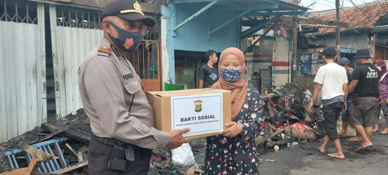 Peduli Korban Kebakaran, Polisi Berikan Bantuan Kepada Warga