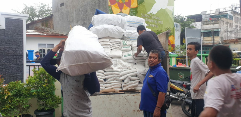Polri Kirim Bantuan 15 Ton Beras dan 750 Dus Mie Instan untuk Korban Banjir Kota Medan