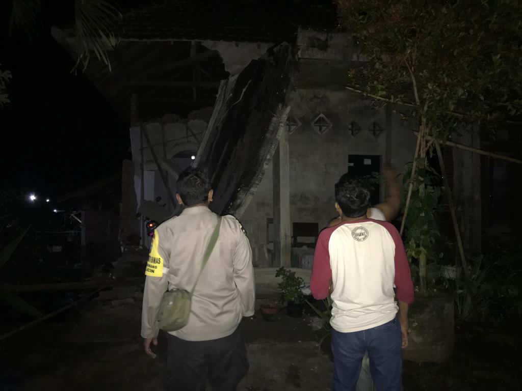 Polresta Banyuwangi Bantu Masyarakat yang Rumahnya Tertimpa Longsor