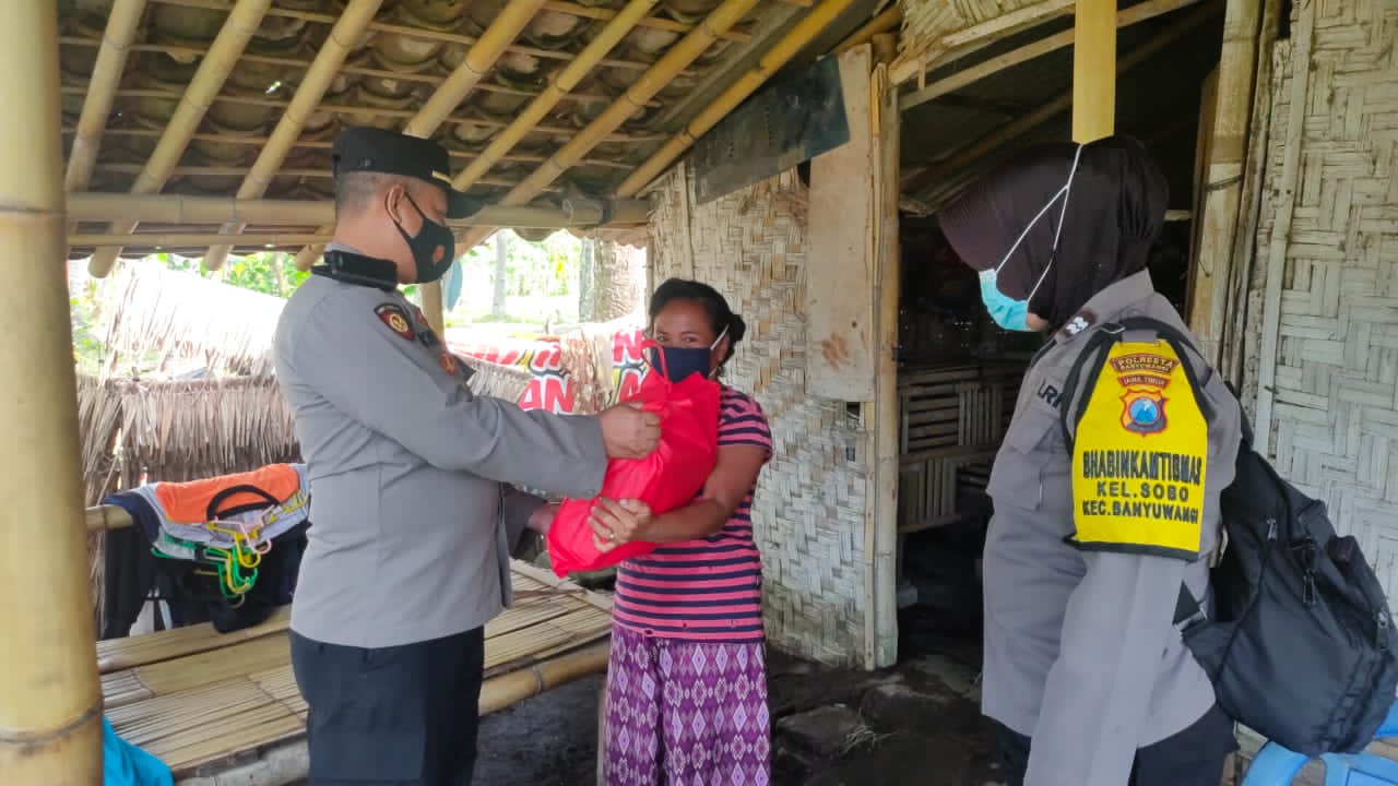 Dampak Kenaikan BBM, Polresta Banyuwangi Bagikan Paket Sembako Kepada Warga