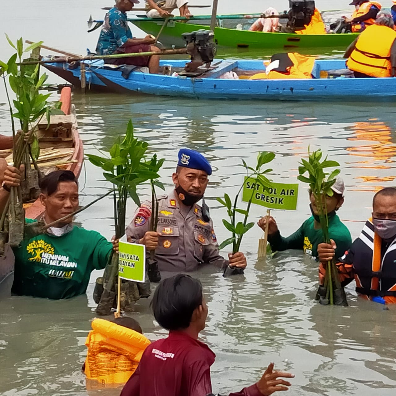 Polisi di Gresik Peduli Lingkungan Tanam Mangrove di Hari Perhubungan Nasional