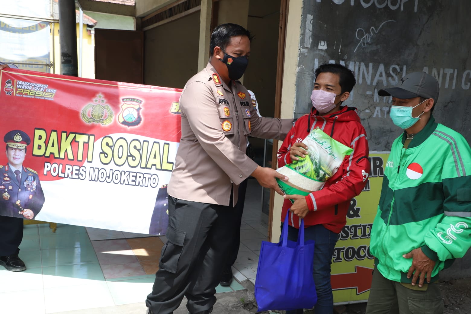 Pasca Penyesuaian Harga BBM, Polres Mojokerto Bagikan Sembako Untuk Tukang Ojek