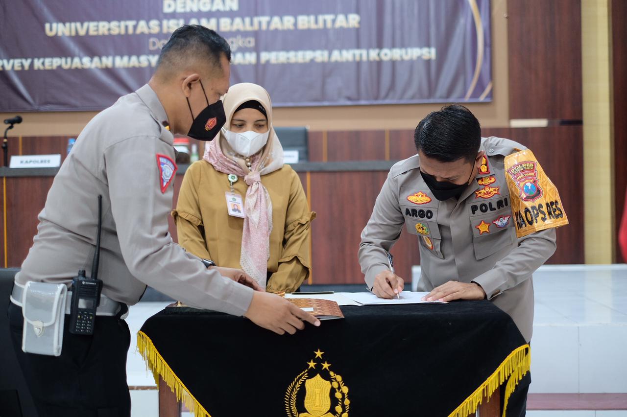 Menggelar Pelatihan Pelayanan Publik, Polres Blitar Kota Tanda Tangani MOU Bersama Unisba