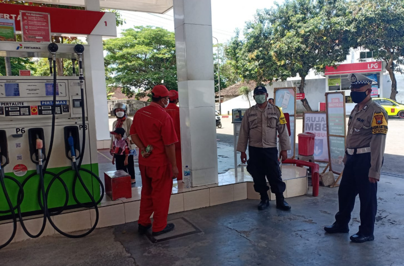 Ciptakan Kondusifitas Kamtibmas, Polresta Banyuwangi Siagakan Personel di SPBU, Pasca BBM Naik